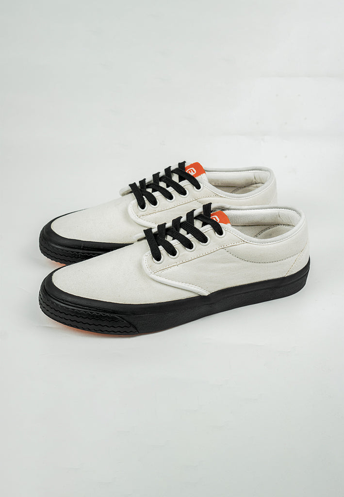 Sepatu Sneakers Footwear Emba® Cycle Low Black White