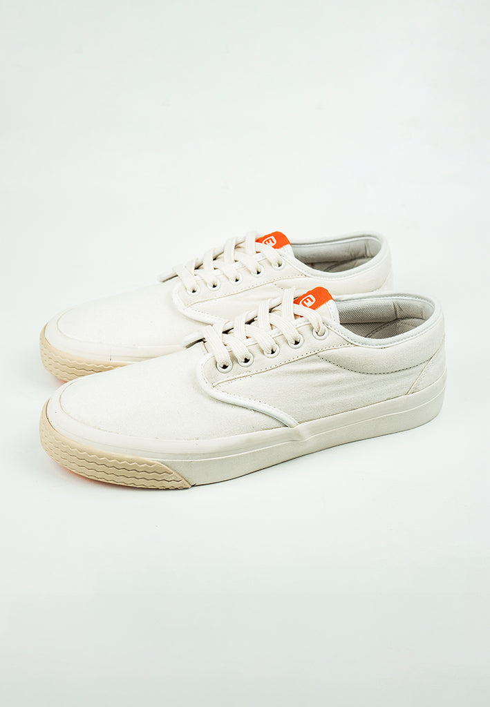 Sepatu Sneakers Footwear Emba® Cycle Low White